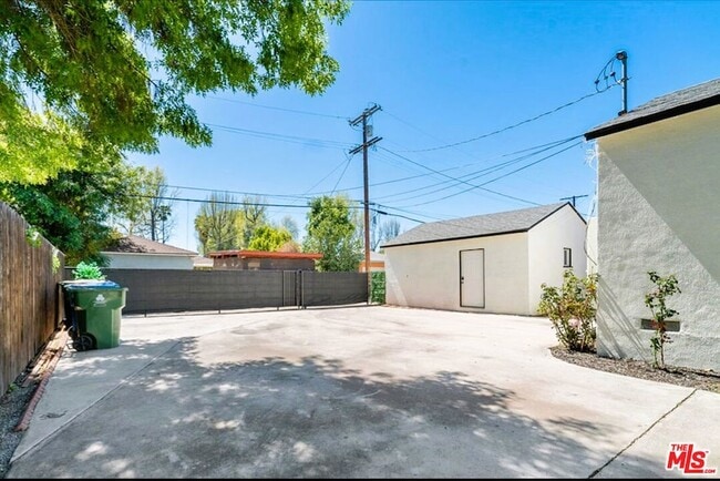 Building Photo - 17228 Vanowen St