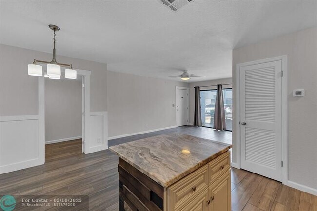 Building Photo - 160 Cypress Club Dr