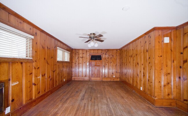 Building Photo - Coming Soon-1/3/2026-Charming 3 Bedroom Home **MOVE IN SPECIAL**