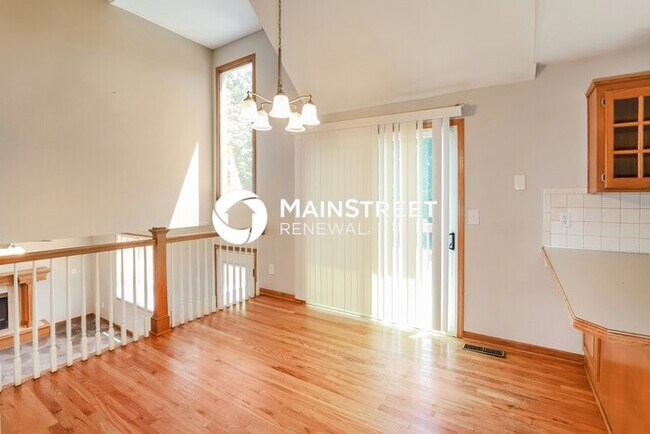 Building Photo - 4 Bedroom Pet-Friendly Home in Lee's Summit, MO with Main Street Renewal