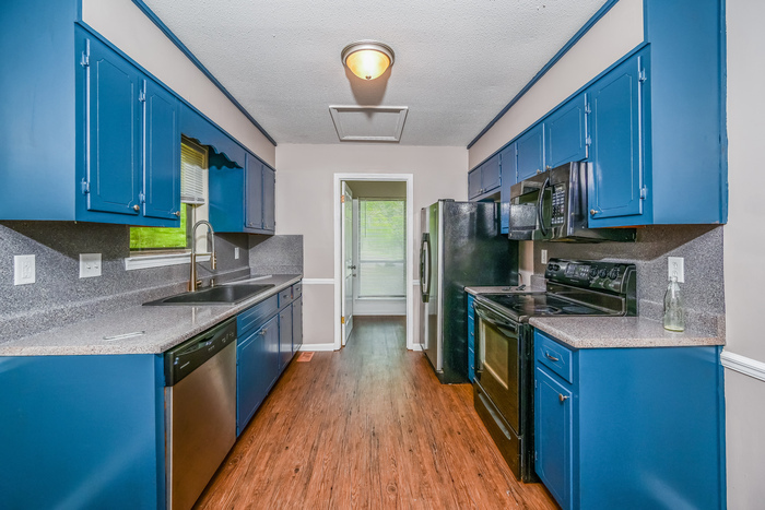 Building Photo - 1800 Lyle Dr