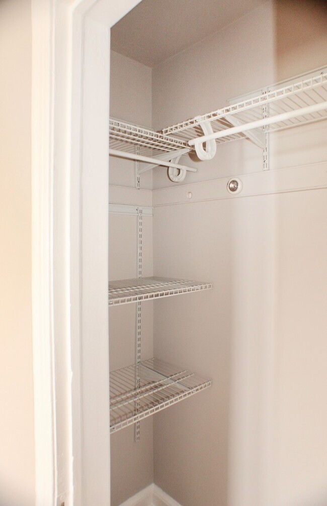 Building Photo - Beautifully Renovated 1BR, 1 Bath Apt in B...