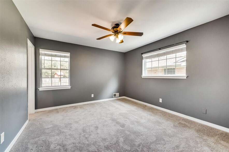 Building Photo - 13635 Willow Bend Rd