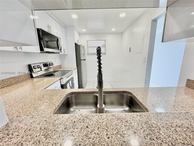 Building Photo - 1075 Riverside Dr