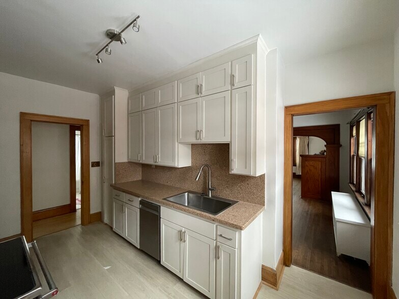 Kitchen - 1560 Lincoln Ave