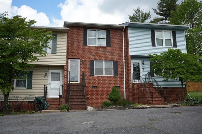 Building Photo - 832 Vine St