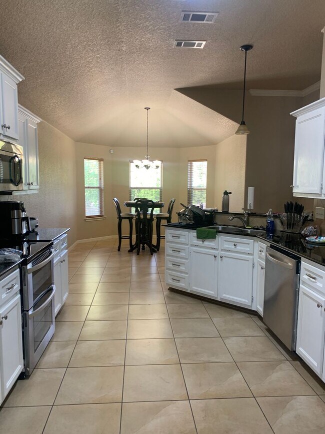 Building Photo - Fantastic Four Bedroom