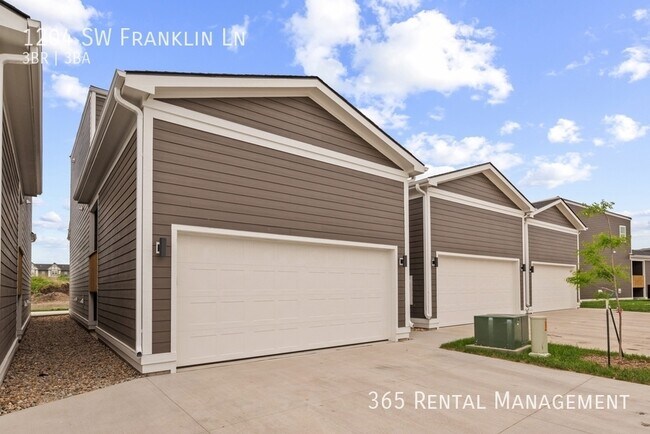 Building Photo - 1204 SW Franklin Dr