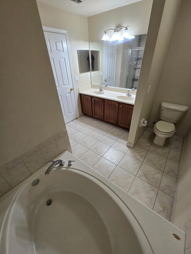 Building Photo - 1999 Newport Isles Blvd