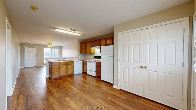 Building Photo - 1507 Hollowhill Drive Unit A