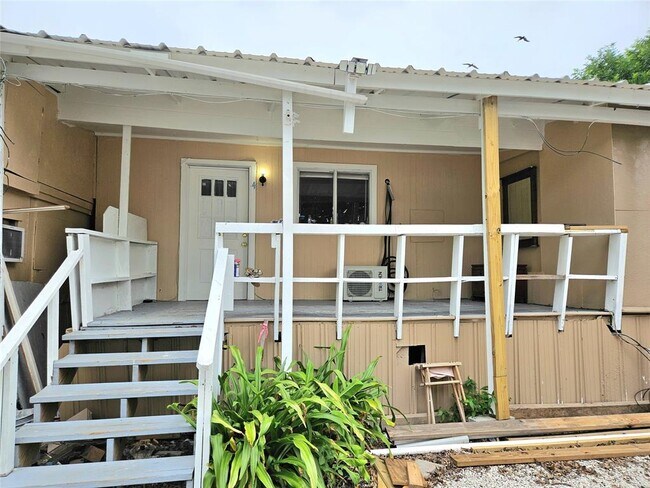 Building Photo - 4419 W Bayshore Dr