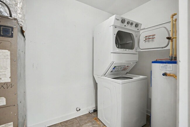 Building Photo - 2 Bedroom Charmer with Sundeck, Wood Floors, and High Ceilings