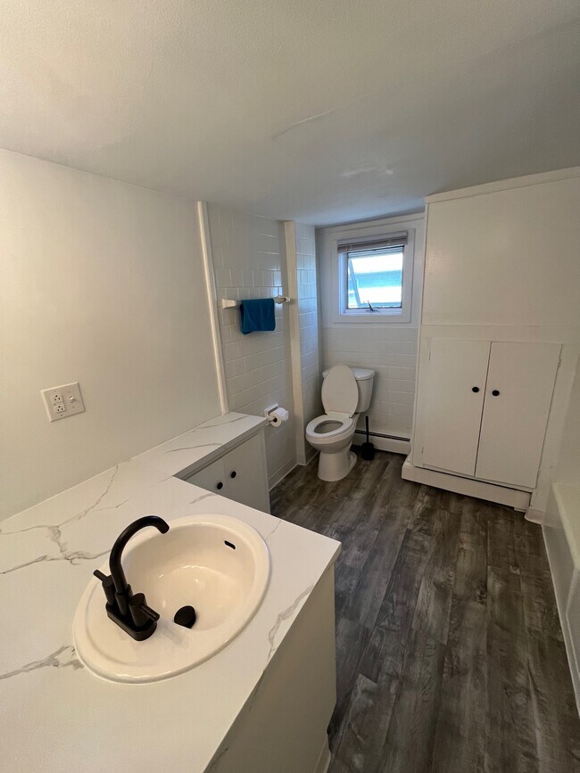 Building Photo - 215 Knight St