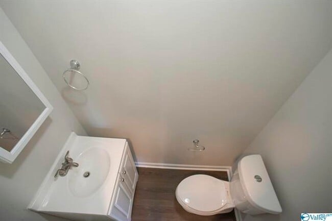 Building Photo - THREE BEDROOM / 1 1/2 BATH HOME