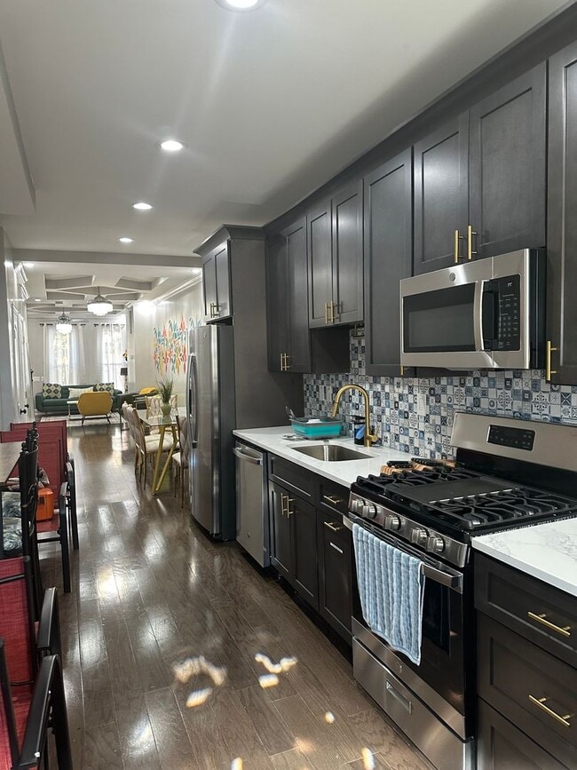 Building Photo - Fully Furnished! Spacious Rooms! Modern De...