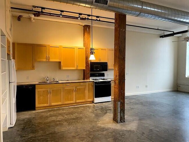 Building Photo - 28 Bayley St