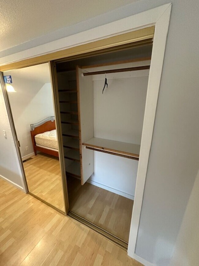 Building Photo - Large and bright 1 Bedroom in Glenshire