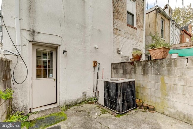 Building Photo - 2418 Hudson St