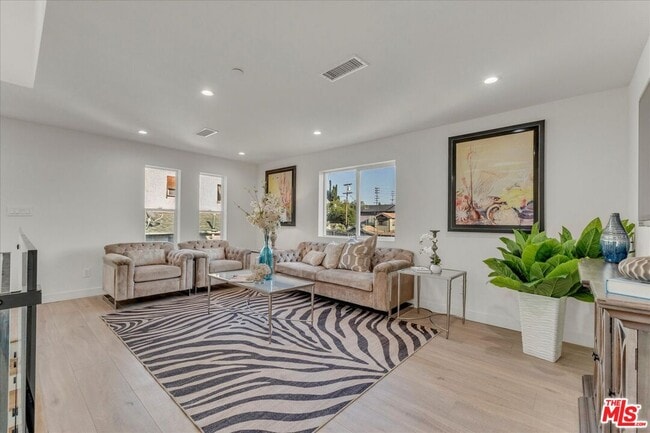 Building Photo - 10347 Hillhaven Ave