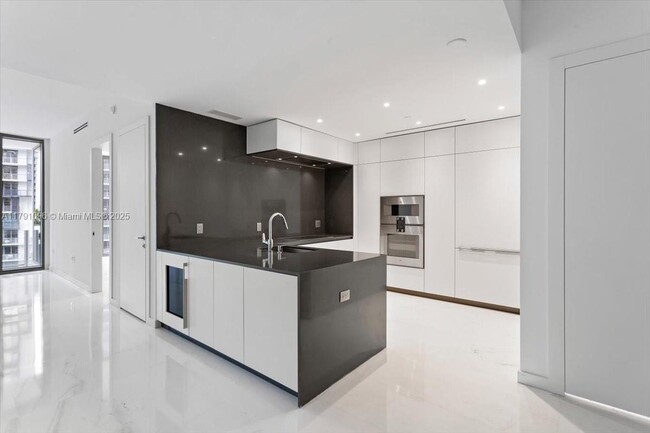 Building Photo - 300 Biscayne Blvd Way