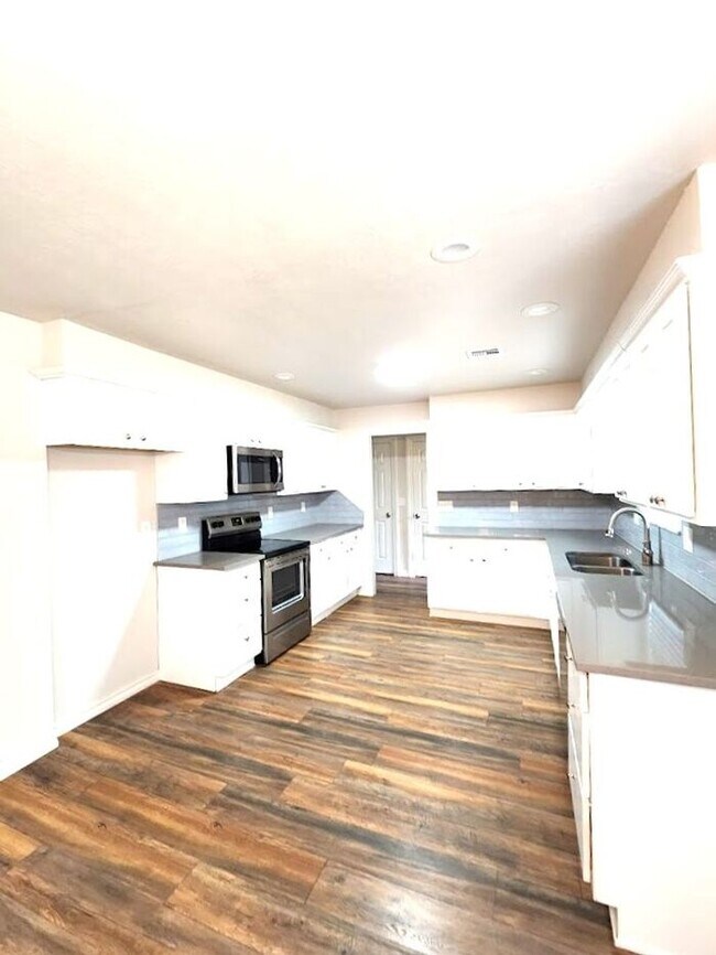 Building Photo - 4 Bed 2.5 Bath 2 Car Garage in Camelot Addition NW OKC