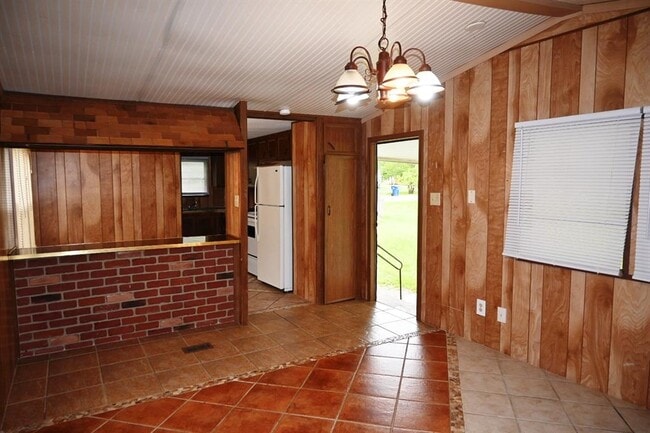 Building Photo - 204 N Ave G