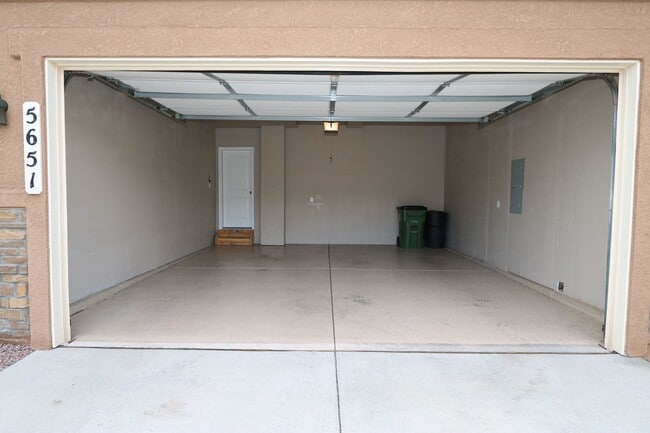 Building Photo - Updated Mountain Shadows Beauty on West Side!  4bdrm/3.5bath/2-car Garage