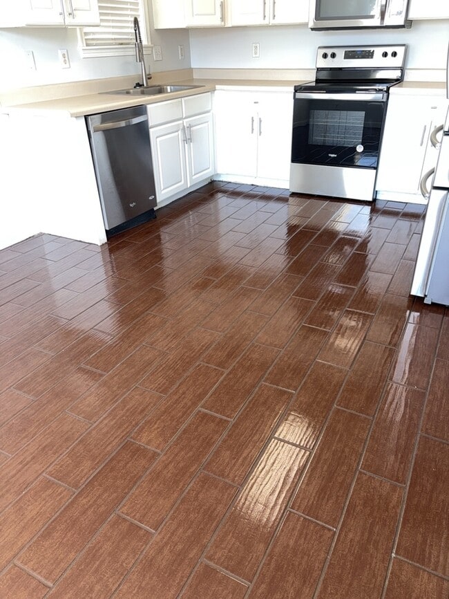 Building Photo - 3 Bedroom 2 Bathroom