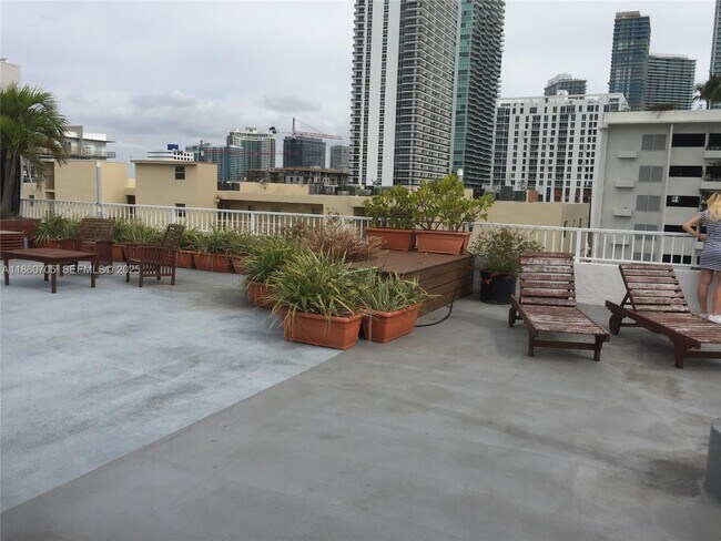 Building Photo - 677 NE 24th St