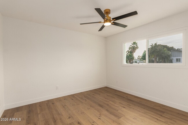 Building Photo - 516 E Greenway Dr