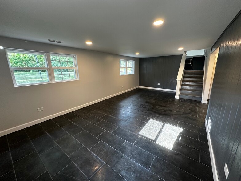 Building Photo - 10325 S Interlochen Dr