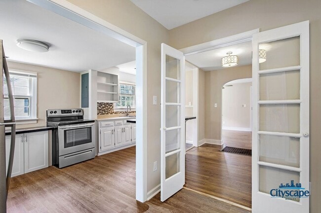 Building Photo - ADORABLE RENOVATED COTTAGE IN SANDSTON