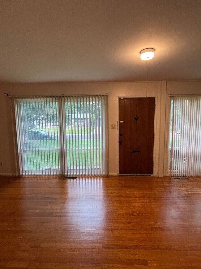 Building Photo - 4108 S Park Dr