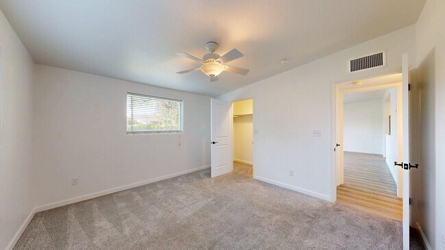 Building Photo - 4537 E Devonshire Ave