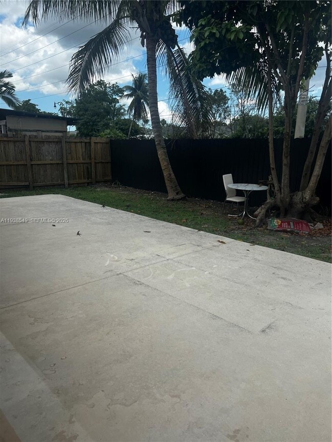 Building Photo - 1304 SE 7th Ct