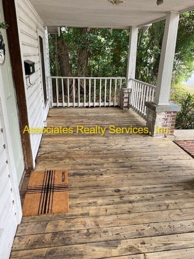 Building Photo - 2 weeks free for August move in, 3 Bed/2 B...