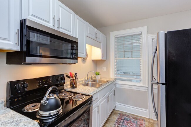Building Photo - Available Now - Adorable and Spacious!  2 ...