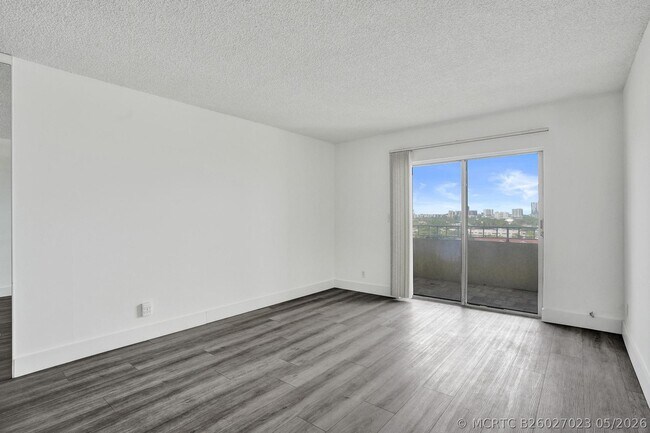 Building Photo - 900 NE 18th Ave