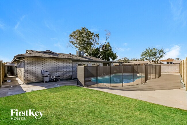 Building Photo - 4656 W Townley Ave