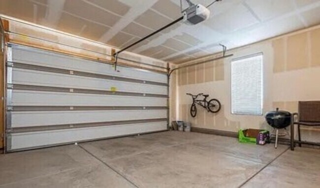 Building Photo - Bright & Spacious Desert Townhome