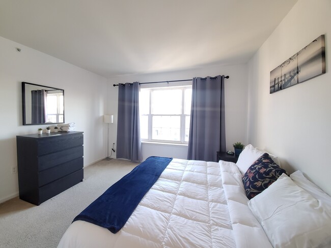 Building Photo - 889 Green St