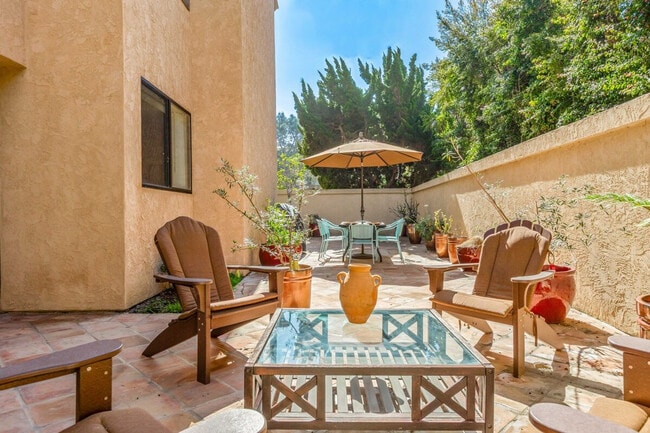 Building Photo - 2420 Torrey Pines Rd