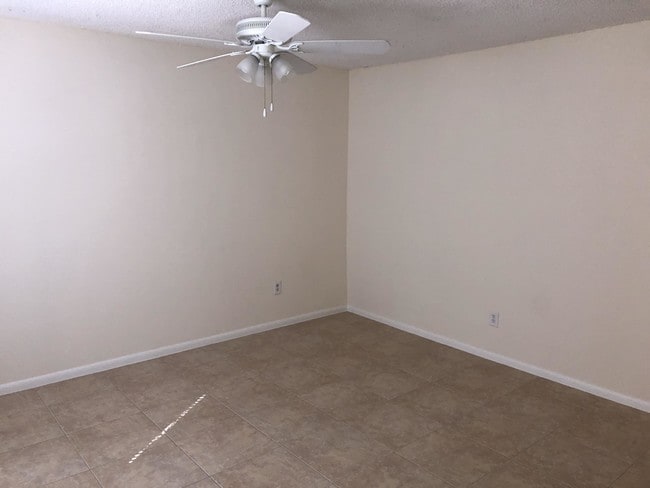 Building Photo - 803 Sandtree Dr