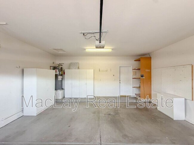Building Photo - 203 W Cedar Dr