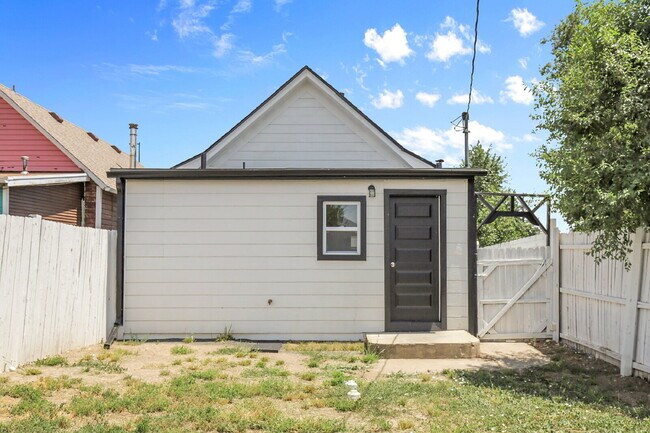 Building Photo - $2,295 - 2 Bed, 1 Bath Newly Renovated Hom...
