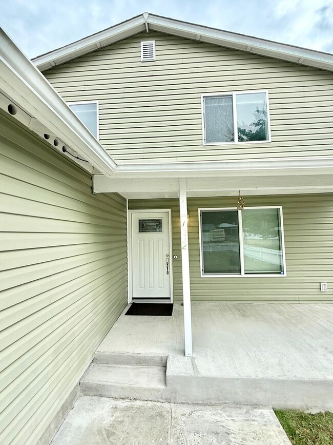 Building Photo - Spacious house in Bremerton.