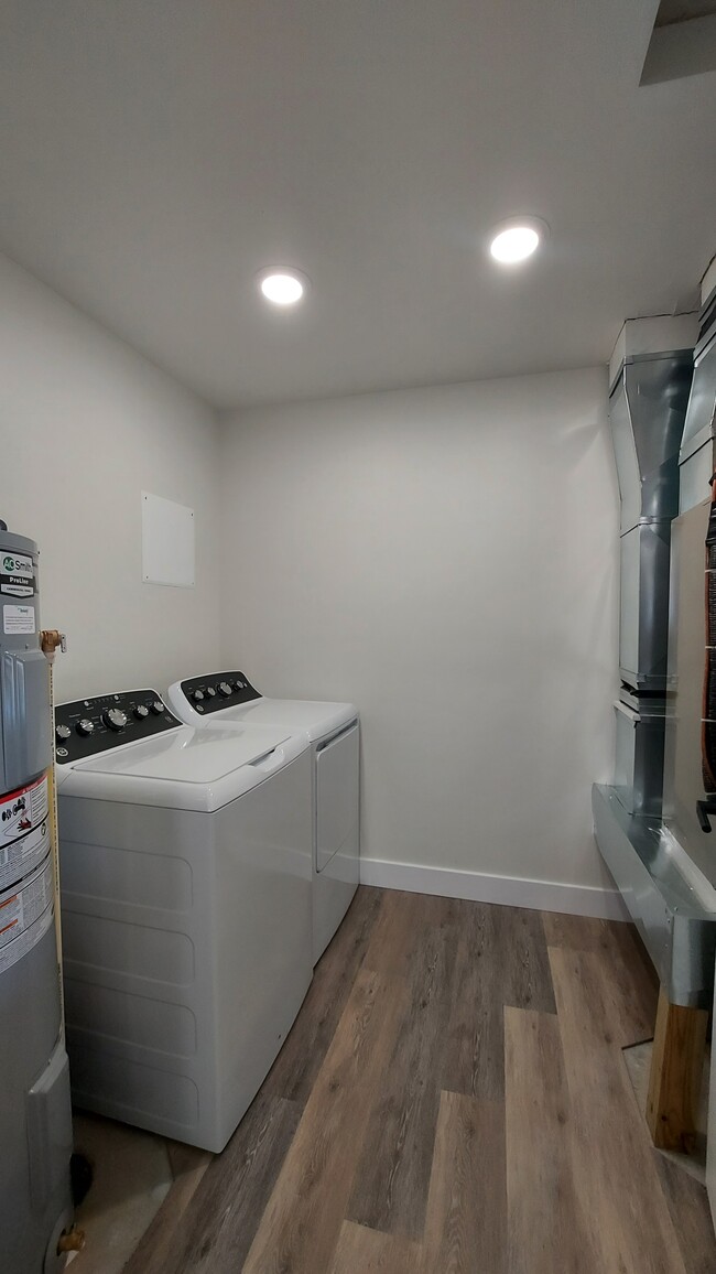 Building Photo - 1717 Talon St