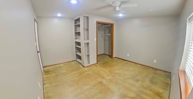 Building Photo - Fenced In Yard + Patio + Pet Friendly + Stainless Steel Appliances + Granite Countertops! Availab...