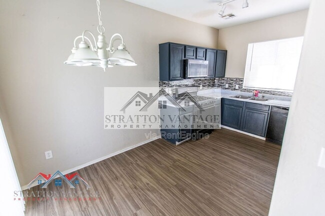 Building Photo - 2185 N Mosley Dr