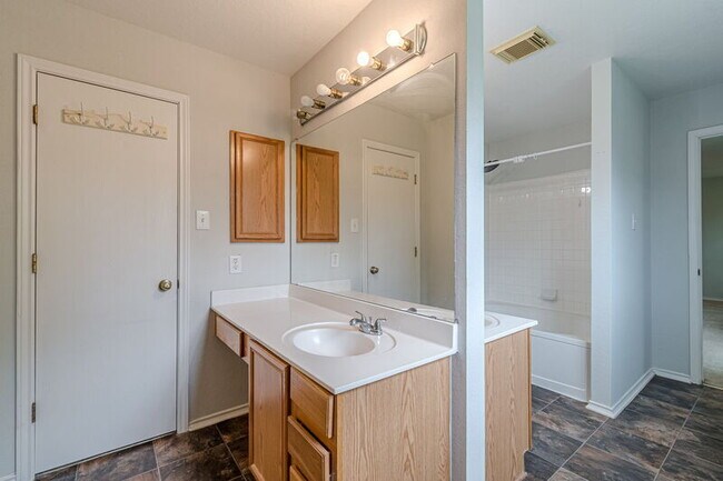 Building Photo - 164 Springtree Hollow